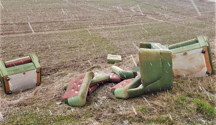 V tomto případě se kdosi zbavil starého nábytku a shodil ho ze silnice rovnou na pole