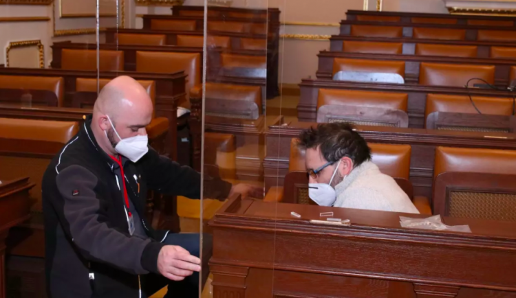 Plexisklo pro Volného a Bojka zaplatí daňoví poplatníci