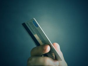 Podvodníci zneužili údaje z platební karty, žena tak přišla o 14 tisíc korun
