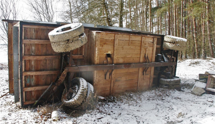 Zloděj ukradl úly i s včelstvy, včelín poté převrhl a zcela zdemoloval