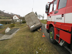 Řidiči přeběhla přes cestu kočka, lekl a strhnul volant