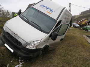 Řidiči přeběhla přes cestu kočka, lekl a strhnul volant