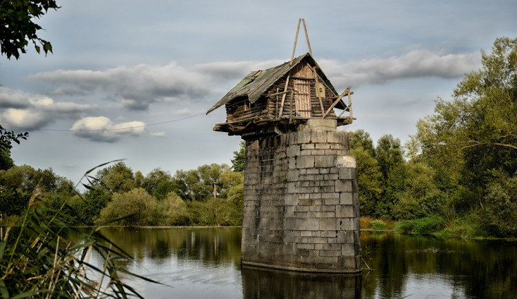 Chaloupka uprostřed řeky dožívá, pro zbourání jsou i její autoři