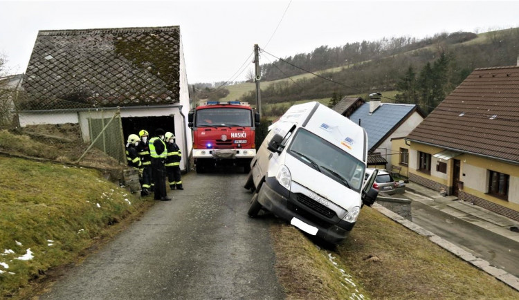 Řidiči přeběhla přes cestu kočka, lekl se, strhnul volant a havaroval