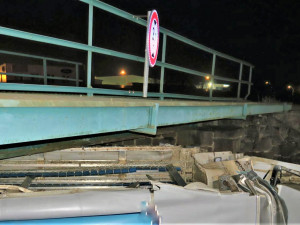 Další náklaďák se dnes ráno nevešel pod proslulý viadukt v Klatovech