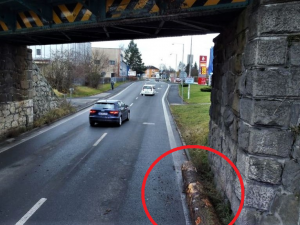 Někteří řidiči si ani nevšimnou, že nárazem o viadukt ztratí náklad. V tomto případě dřevěnou kládu