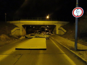 Problémy mají řidiči i s tímto viaduktem v Plzni u Boleváku