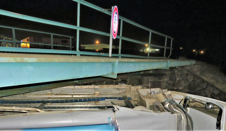 Náklaďák dnes ráno očesal o známý viadukt svůj návěs
