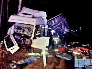 Namol opilý řidič kamionu zakončil divokou jízdu nárazem do stromů, náklad se vysypal po okolí