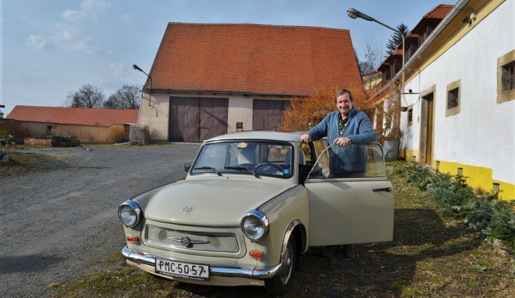 Ke každému autu se pojí mnoho zážitků a příběhů, říká sběratel aut z bývalé NDR