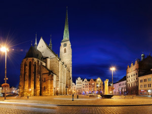 V Plzni potemní katedrála, radnice i muzeum, připojí se tak k akci Hodina Země