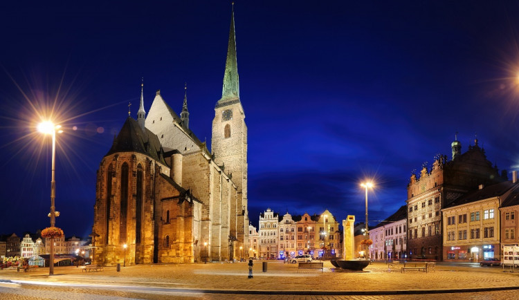 V Plzni potemní katedrála, radnice i muzeum, připojí se tak k akci Hodina Země