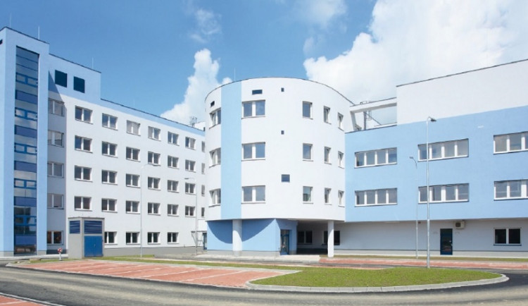 Dobrovolníci své poděkování zdravotníkům promítnou přímo na budovu nemocnice