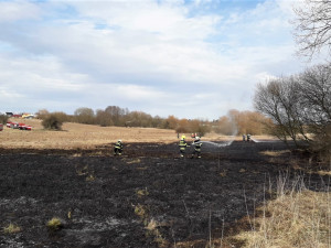 Hasiči bojují s požárem trávy u Vejprnic