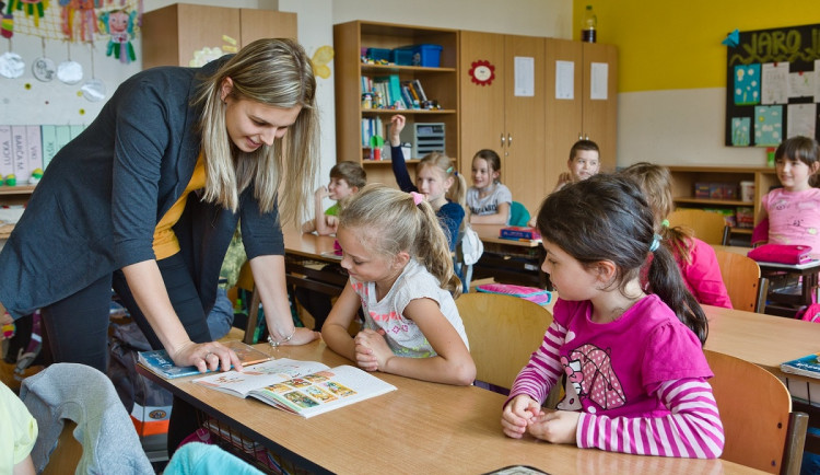 Stále více mladých učitelů nastupuje do škol hned po dokončení pedagogické fakulty