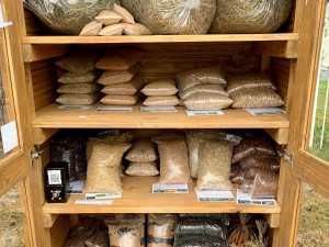 Samoobslužné boudičky s krmením pro zvěř sklízí úspěch, vše je založeno na důvěře