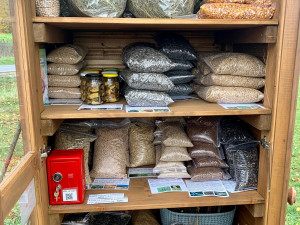 Samoobslužné boudičky s krmením pro zvěř sklízí úspěch, vše je založeno na důvěře