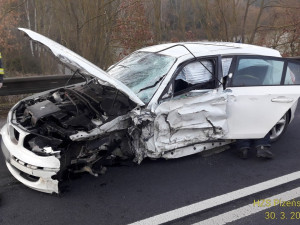 Řidič BMW přejel do protisměru a srazil se s náklaďákem převážejícím stavební stroj