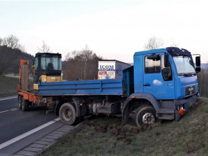 Řidič BMW přejel do protisměru a srazil se s náklaďákem převážejícím stavební stroj