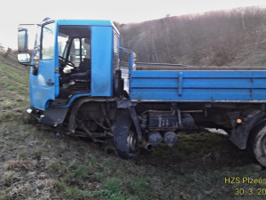 Řidič BMW přejel do protisměru a srazil se s náklaďákem převážejícím stavební stroj