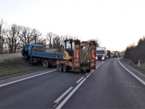 Řidič BMW přejel do protisměru a srazil se s náklaďákem převážejícím stavební stroj