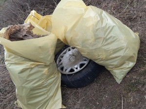 Prázdné lahve i použité roušky. Dobrovolníci sesbírali stovky kilo odpadu