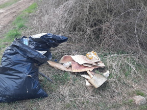 Prázdné lahve i použité roušky. Dobrovolníci sesbírali stovky kilo odpadu