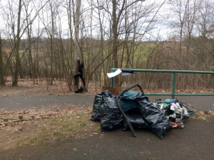 Prázdné lahve i použité roušky. Dobrovolníci sesbírali stovky kilo odpadu