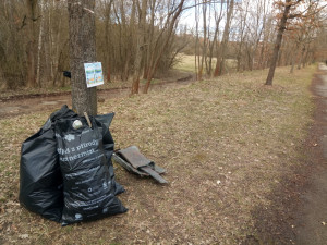 Prázdné lahve i použité roušky. Dobrovolníci sesbírali stovky kilo odpadu
