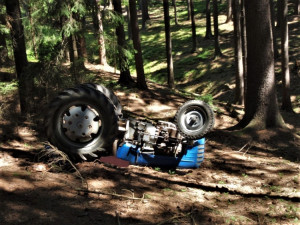 Traktor se při práci v lese převrátil do rokle, řidič zůstal pod strojem a zahynul