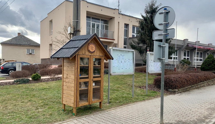 Samoobslužné boudičky s krmením pro zvěř sklízí úspěch, vše je založeno na důvěře