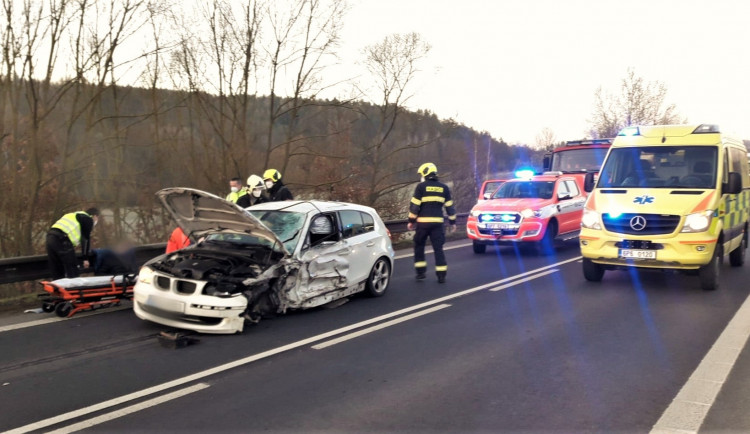 Řidič BMW přejel do protisměru a srazil se s náklaďákem převážejícím stavební stroj