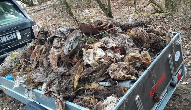 Prázdné lahve i použité roušky. Dobrovolníci sesbírali stovky kilo odpadu