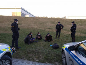Už podruhé v březnu zadrželi policisté migranty, kteří vyskákali z kamionu v objektu firmy u Štěnovic