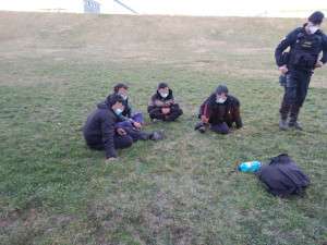 Už podruhé v březnu zadrželi policisté migranty, kteří vyskákali z kamionu v objektu firmy u Štěnovic