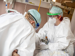 Laboratoře v Plzeňském kraji potvrdily 387 nových případů nákazy koronavirem
