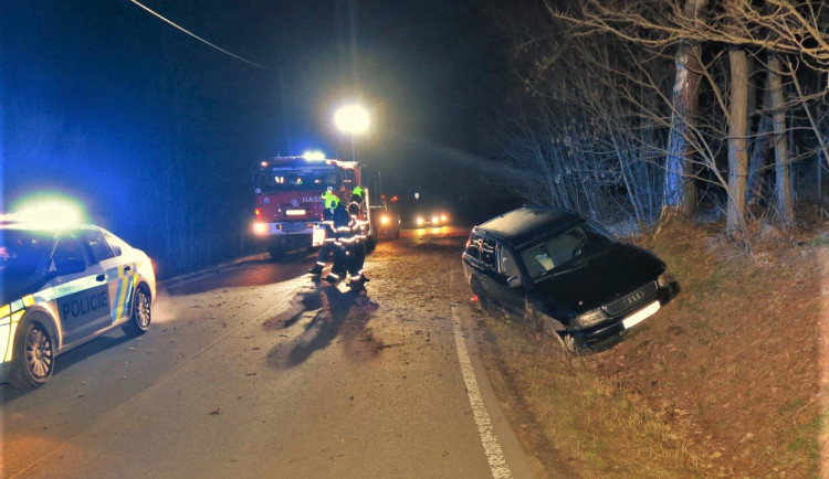 Po šílené honičce s policií se zdrogovaný řidič zapíchl s AUDI A4 do příkopu