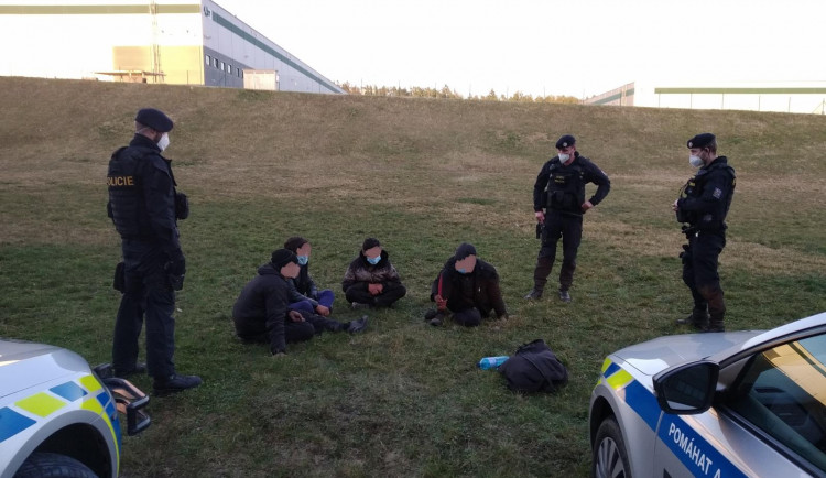 Čtveřici zadržených cizinců hlídají policisté