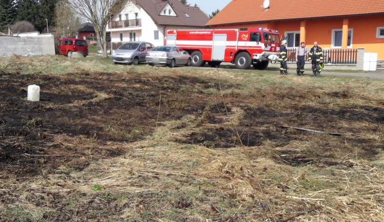 Vypalování trávy se může rychle vymknout kontrole, hasiči už mají na kontě několik výjezdů