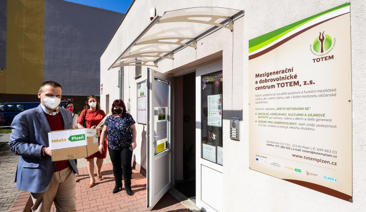 Pracovníkům TOTEMu přišel osobně poděkovat s dárky za jejich záslužnou činnost primátor Plzně Martin Baxa