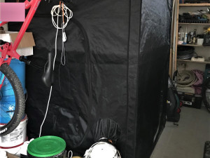 Konopí pěstoval muž ve speciálním stanu v garáži u svého domu