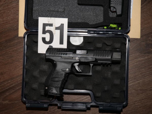 Doma měl muž legálně držené zbraně