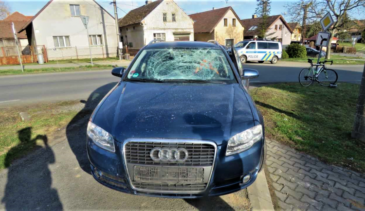 Tento vůz srazil staršího cyklistu, který utrpěl zranění