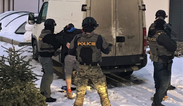 Policisté zatýkají majitele pěstírny konopí