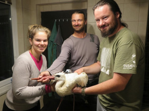 Kryštof právě dostal batůžek s vysílačkou