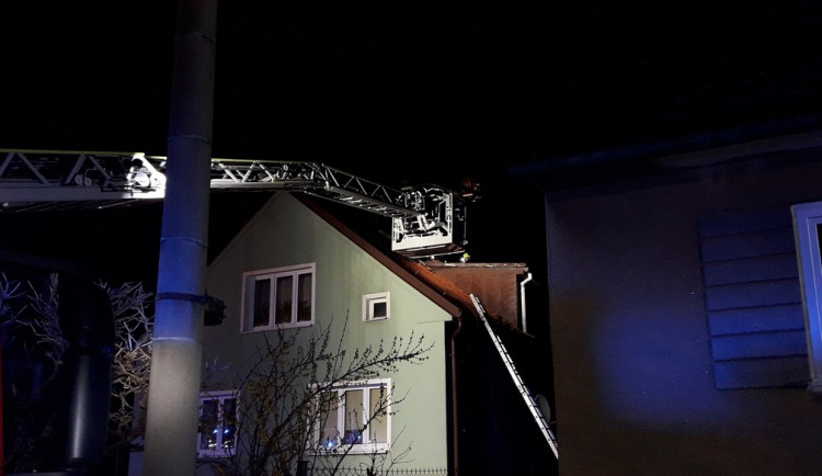 Požár rodinného domu zcela zničil střechu a podkroví