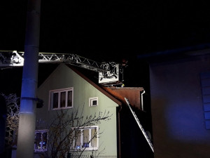 Požár rodinného domu zcela zničil střechu a podkroví