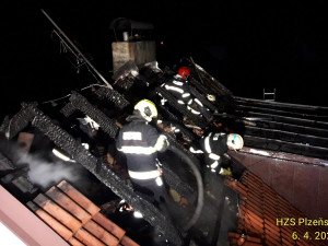 Požár rodinného domu zcela zničil střechu a podkroví