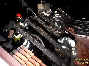 Požár rodinného domu zcela zničil střechu a podkroví