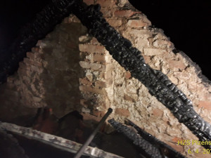 Požár rodinného domu zcela zničil střechu a podkroví